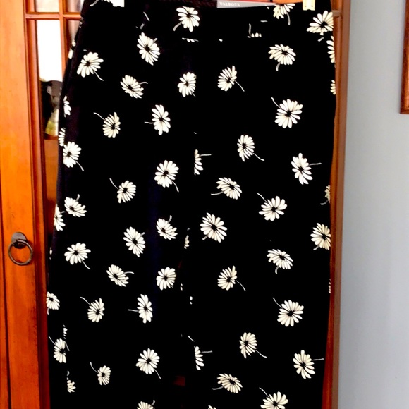 Petite spring and summer pants. 4P curvy NWT - Picture 3 of 3